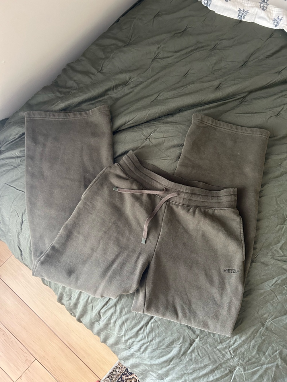 Aritzia olive green perfect fit sweatpants
